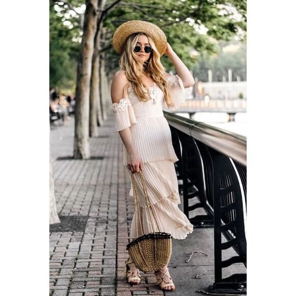 Lulu’s keepsake the label NWT All Time High Nude Lace Off-the-Shoulder Dress - Picture 5 of 11